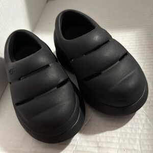 UGG/ (Ugg) Sport Year Clog Sandals Black Size: Youth 6 Unisex